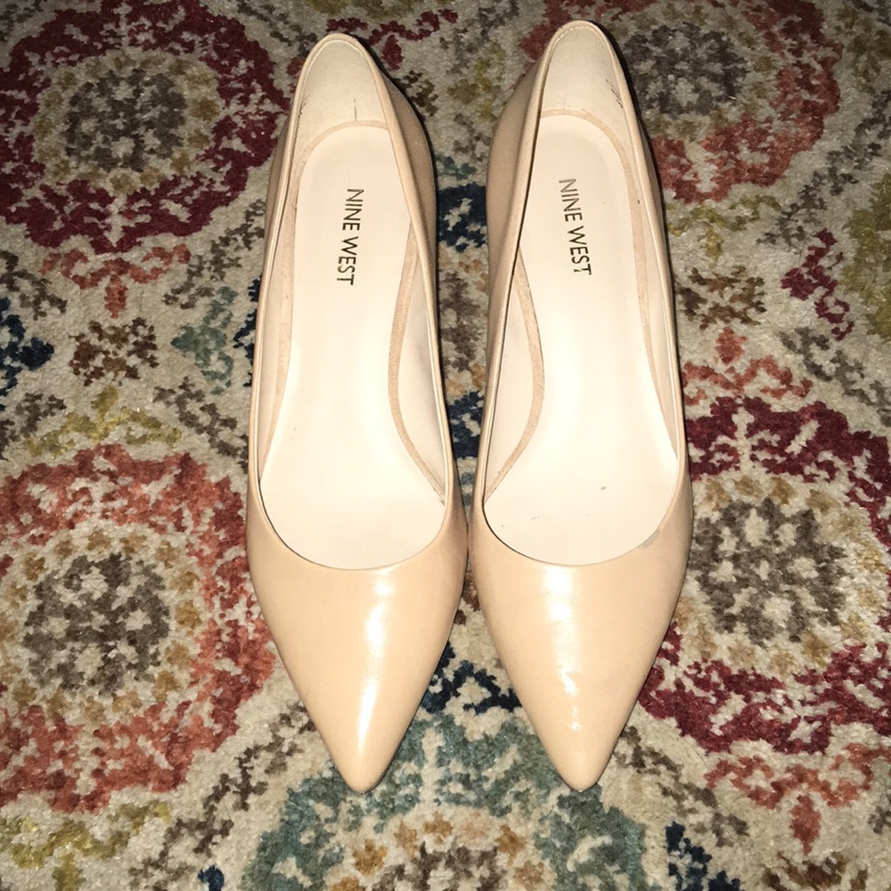NINE WEST-Pointed toe leather heels-SIZE 8.